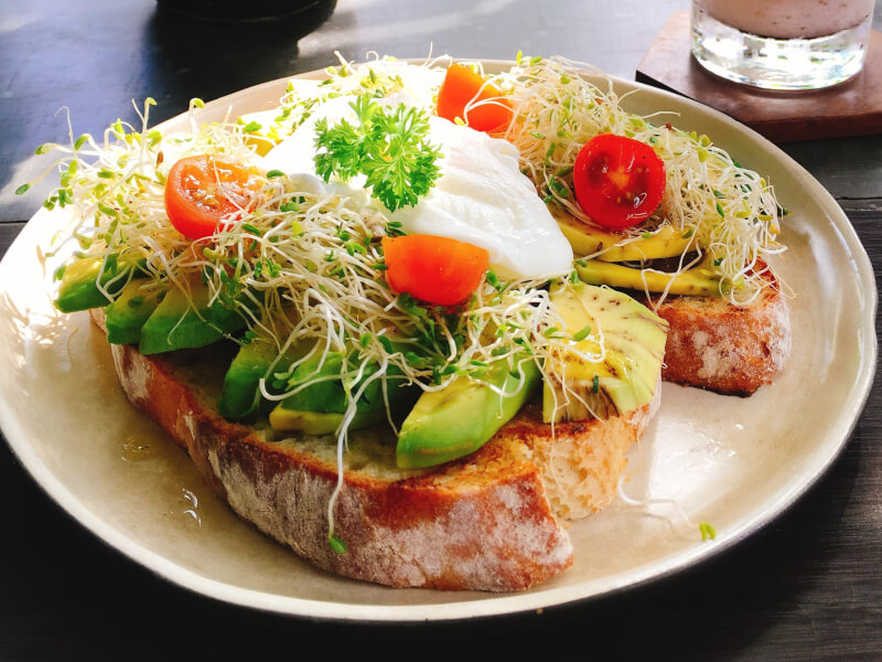 ウブドのカフェのアボカドトースト