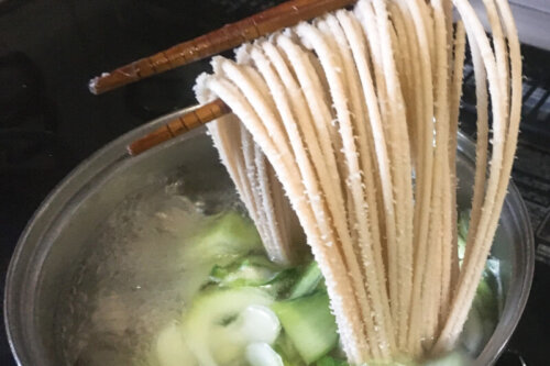 お鍋ひとつでできる時短ワンパンパスタ【鶏肉と青菜、コチュジャンのピリ辛パスタ】