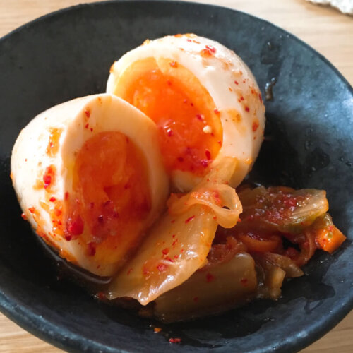 キムチと一緒に茹で卵を漬けて韓国風味玉