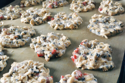 はちみつオートミールクッキー【グルテンフリー】を中華風アレンジ ゴマや枸杞を入れてみました