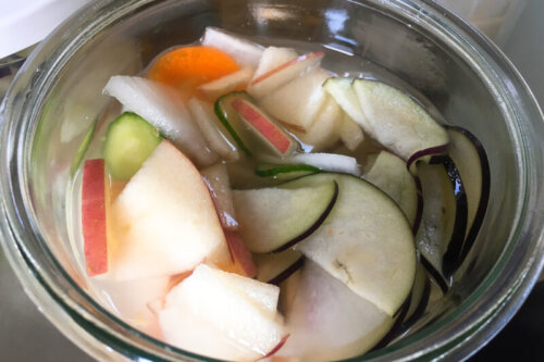 家にある野菜と米のとぎ汁でできる水キムチ