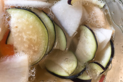 米のとぎ汁と塩と砂糖だけでできる植物性乳酸菌の宝庫【水キムチ】