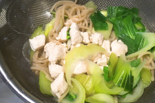 お鍋ひとつでできる時短ワンパンパスタ【鶏肉と青菜、コチュジャンのピリ辛パスタ】