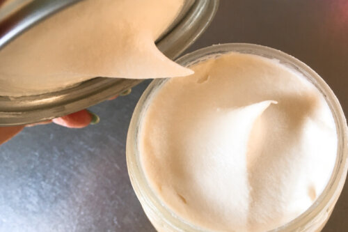 ミキサーも泡立て器もなしで生クリームを泡立てる!