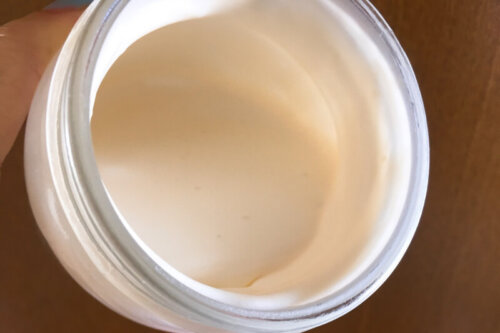 ミキサーも泡立て器もなしで生クリームを泡立てる!