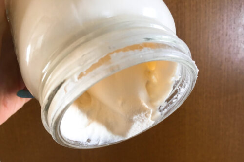 ミキサーも泡立て器もなしで生クリームを泡立てる!