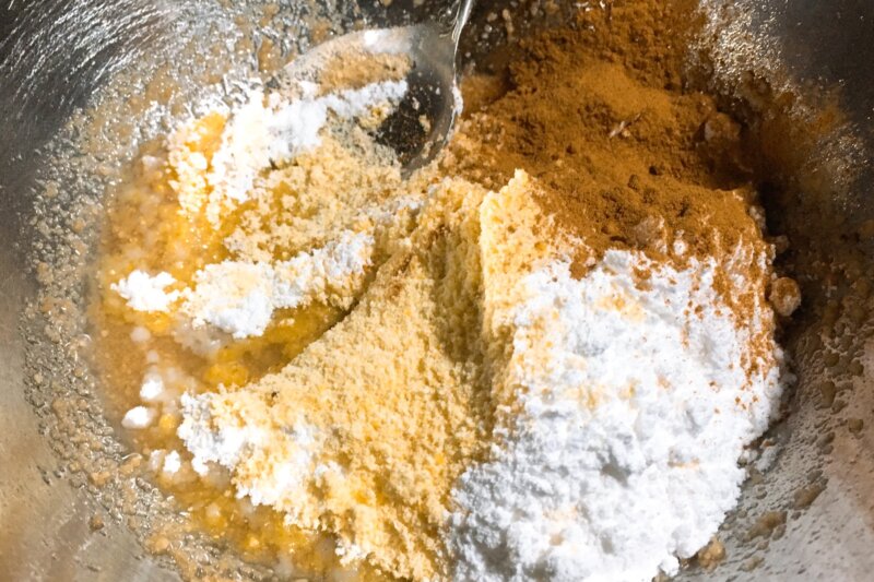 粉類を全部入れる【コーンミールのオートミールクッキーの作り方】